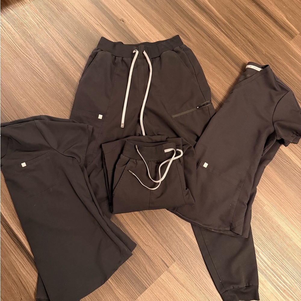 Fabletics’s black sets(2)